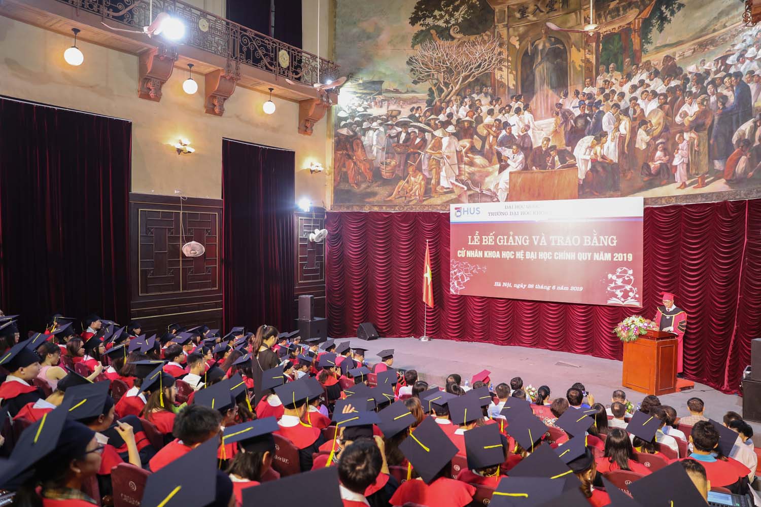 Trường Đại học Khoa học Tự nhiên trao bằng tốt nghiệp cho sinh viên khóa QH.2015