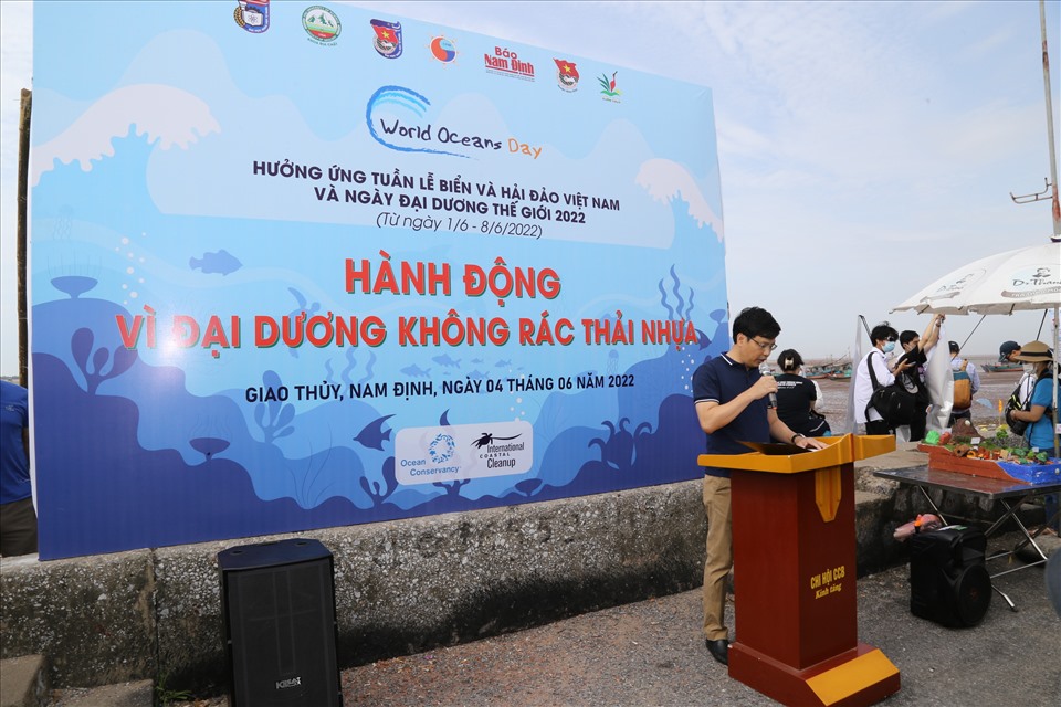 Sinh viên Khoa Địa chất với loạt hoạt động vì đại dương không rác thải nhựa tại bãi biển Giao Hải, Giao Thủy, Nam Định
